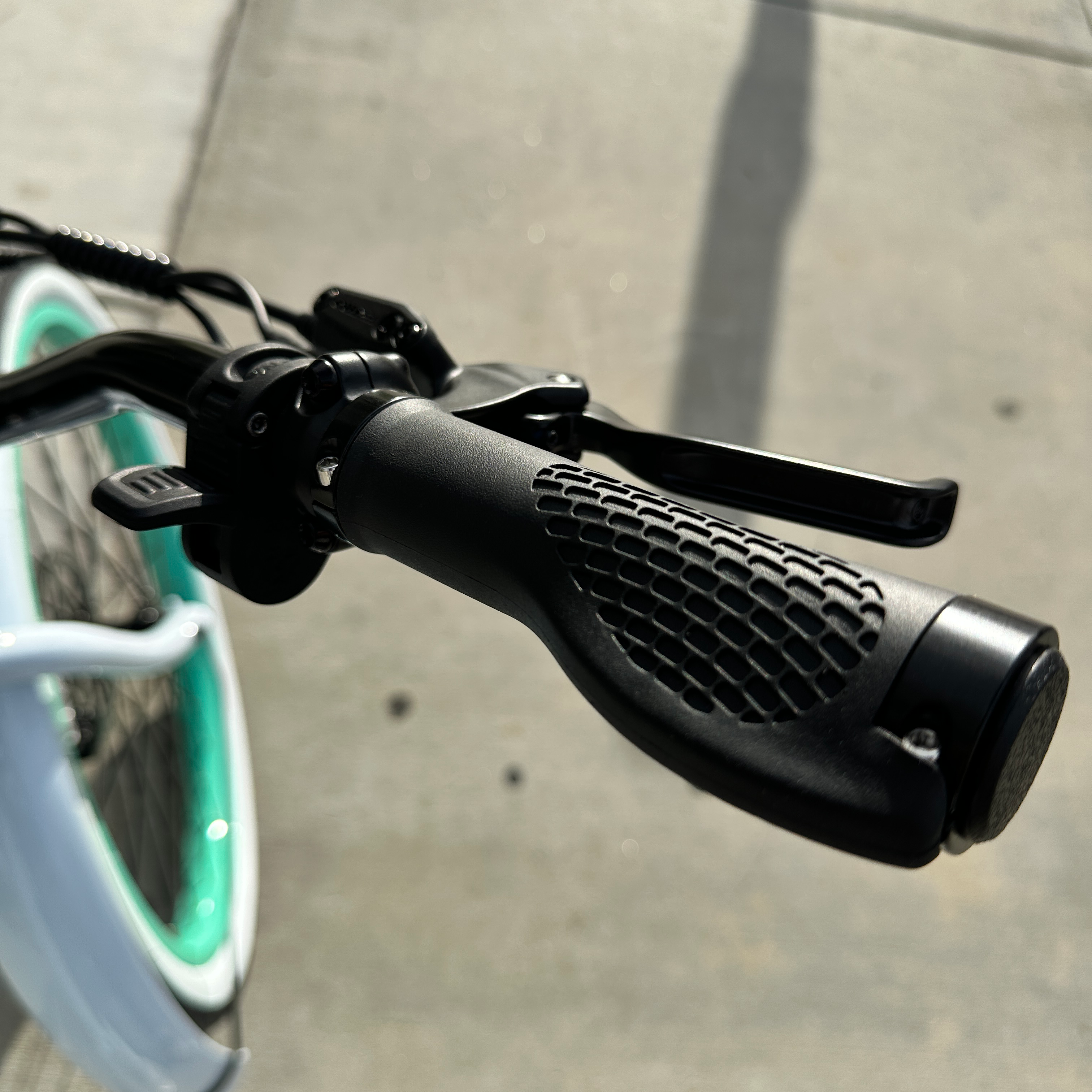 HBBC Women's Electric Cruiser - White/Mint