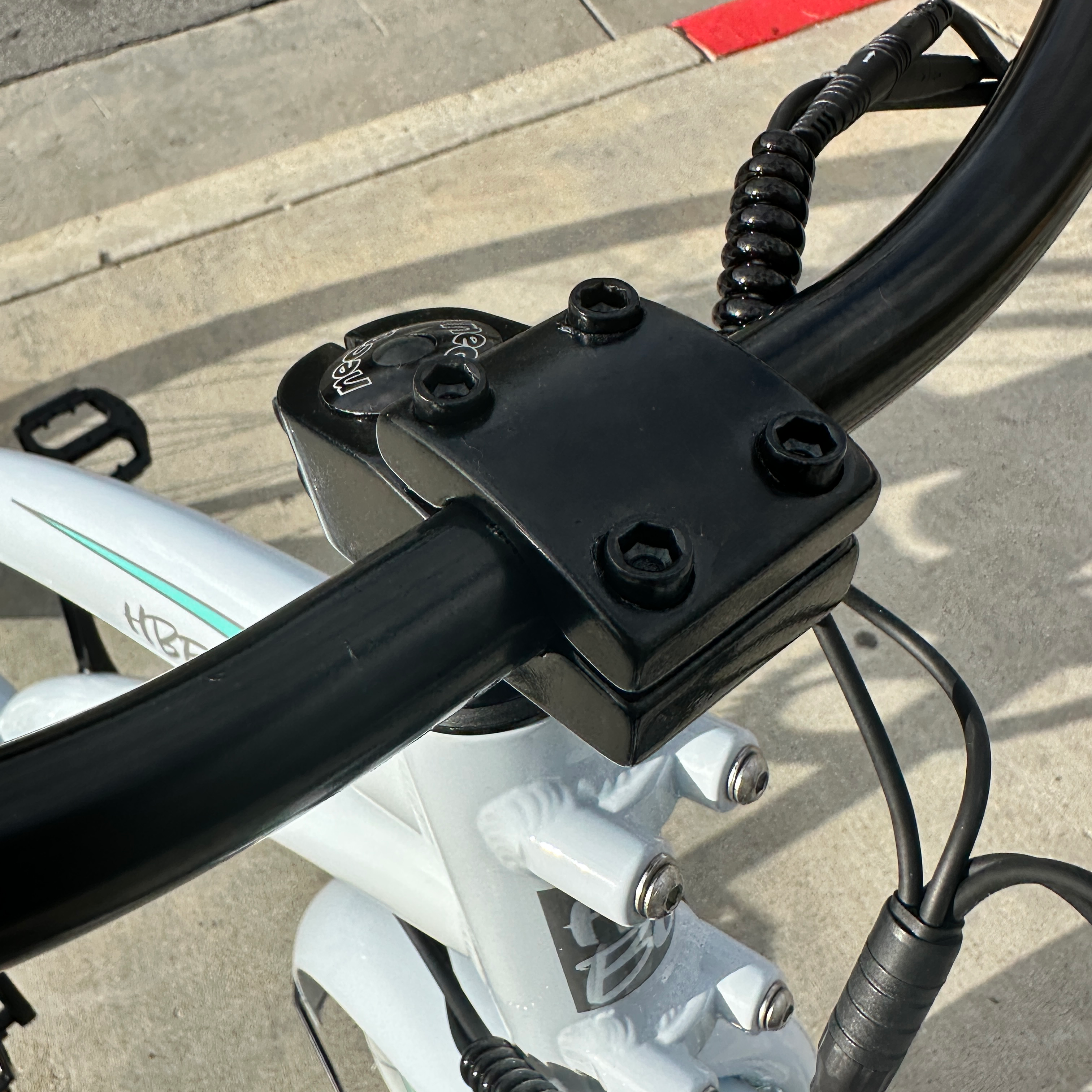 HBBC Women's Electric Cruiser - White/Mint