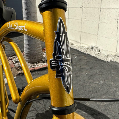 OLD SKOOL Men's 3-Speed Beach Cruiser Metallic Gold – badge detail