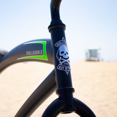 SKULLXBONES Men's Beach Cruiser Flat Black/Green – badge detail